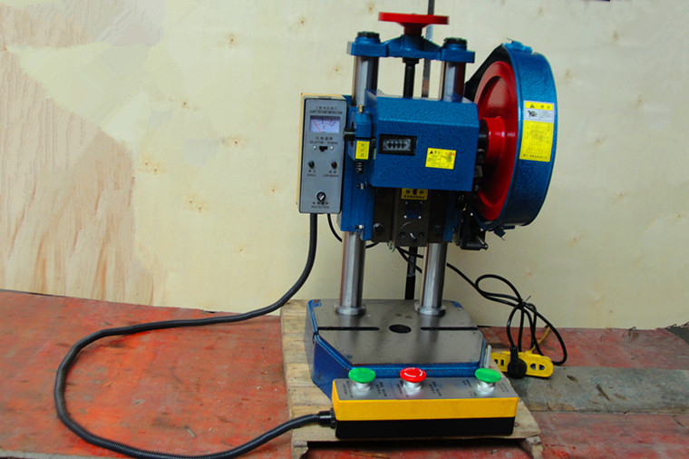 双手按钮开关控制安全型桌上电动冲床绝对安全可靠