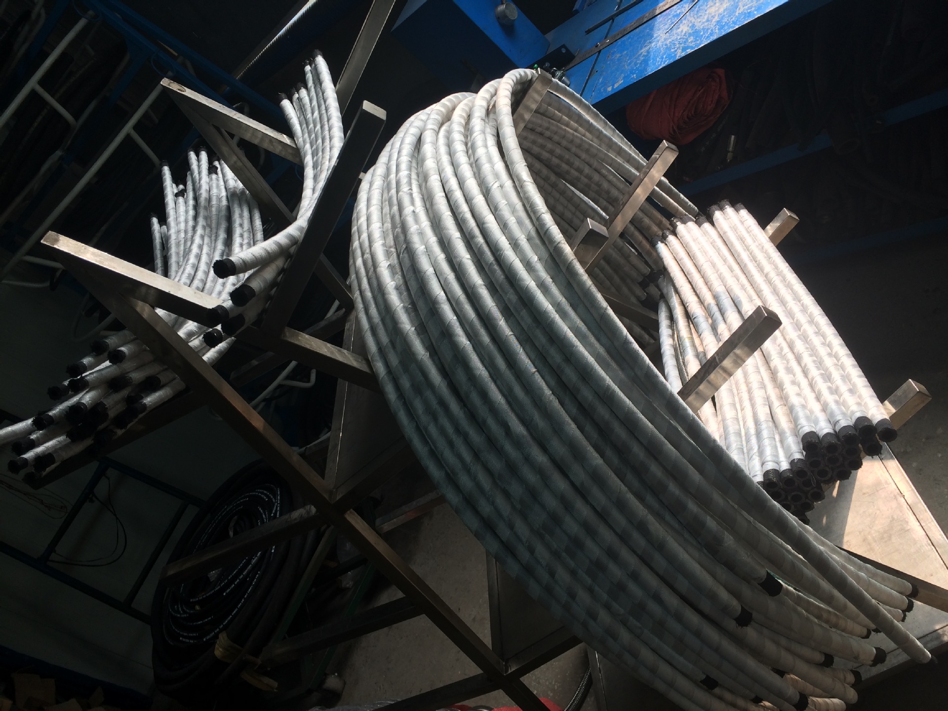 厂家供应 上海力哲 液压软管总成不锈钢架 人字形油管摆放架