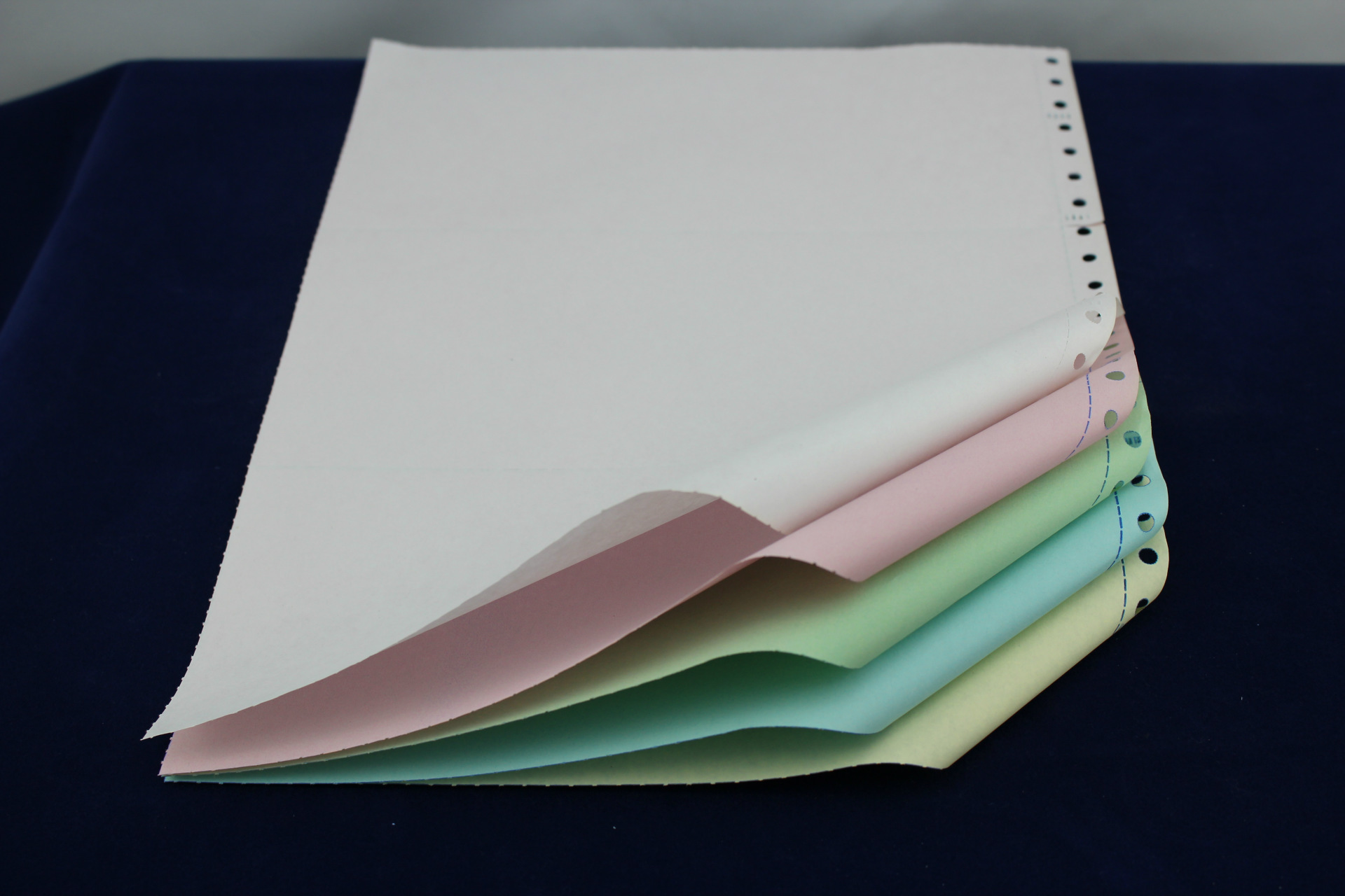 工厂直销 381x280无碳电脑打印纸 针式打印机纸五联 .