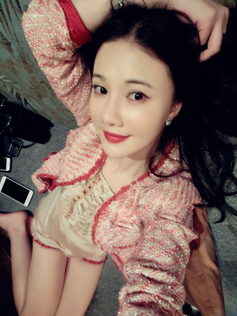 刘钰懿纺同款明星同款小辣椒艳红毛呢精致花边小香风套里短外套