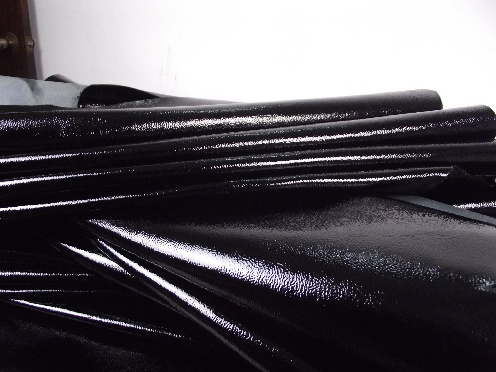 镜面牛皮|淋漆真皮|光面牛皮|广东真皮|东莞皮革市场|亮光皮料