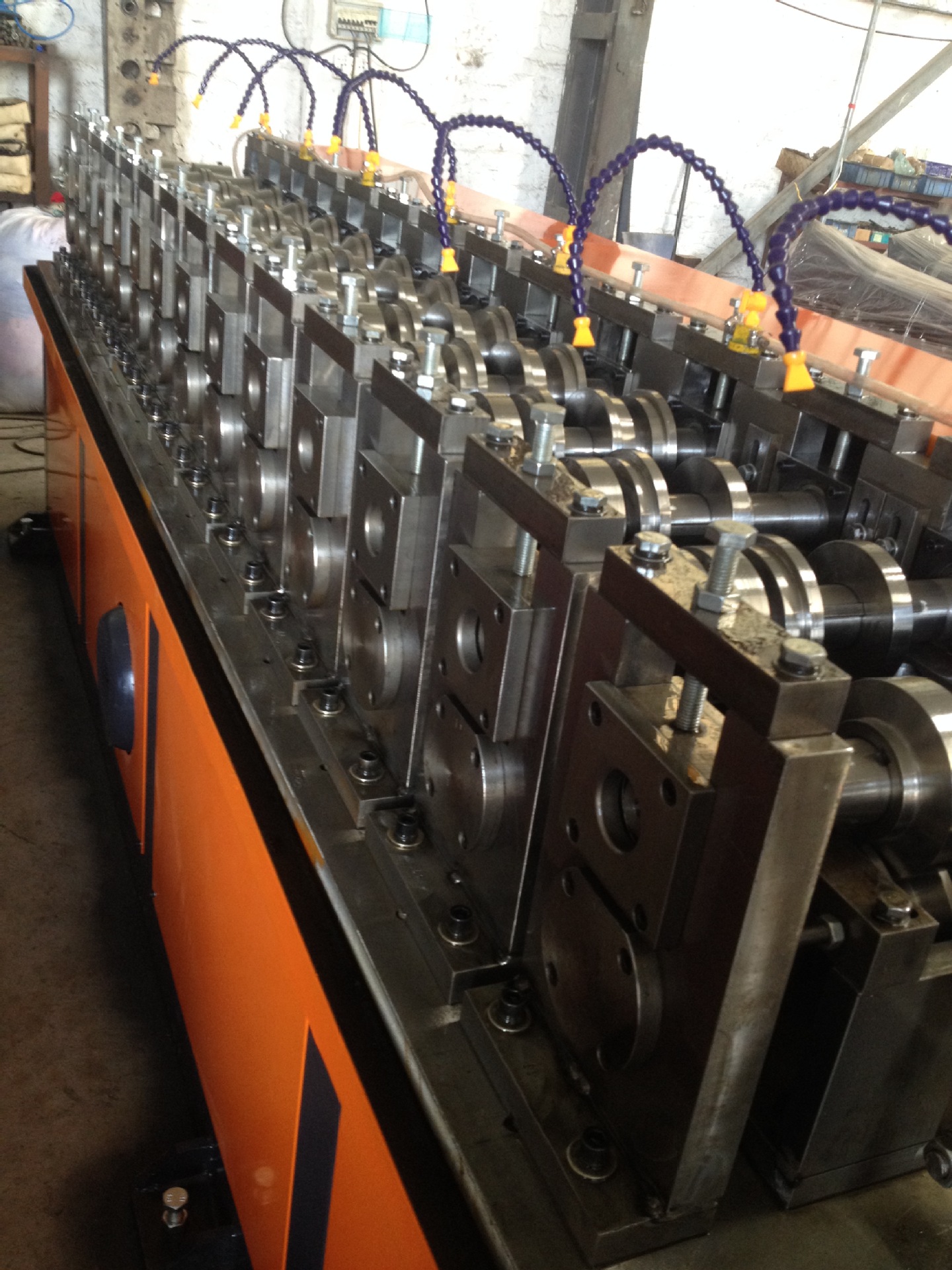 例如:门框,货架,抽屉类滑轨,窗帘杆,卷闸门等都是钢带用冷弯机成型