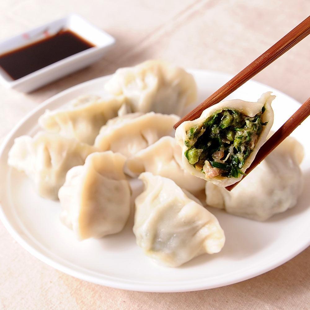 很多人都喜欢大葱猪肉饺子,有的人喜欢韭黄猪肉的或者韭菜猪肉的