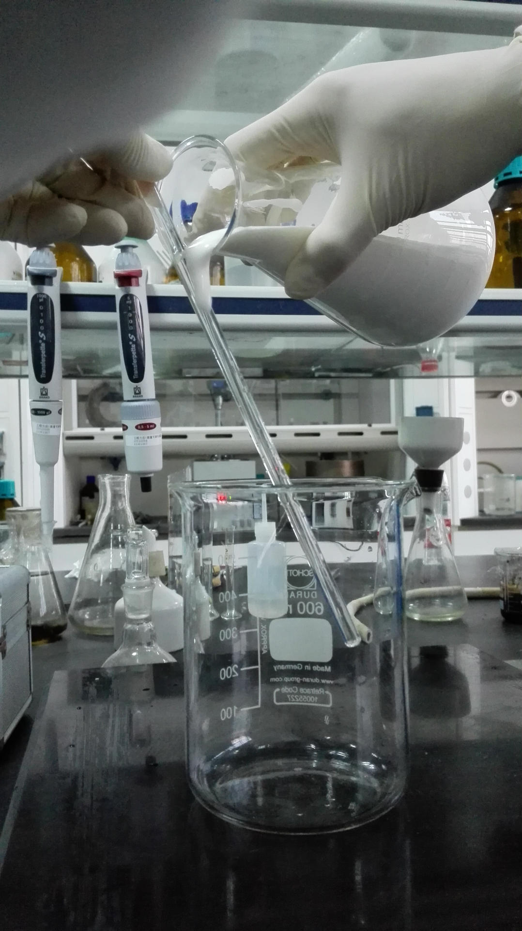 保持制品表面长期光亮;防止喷霜:针对乳胶,浅色及透明橡胶制品