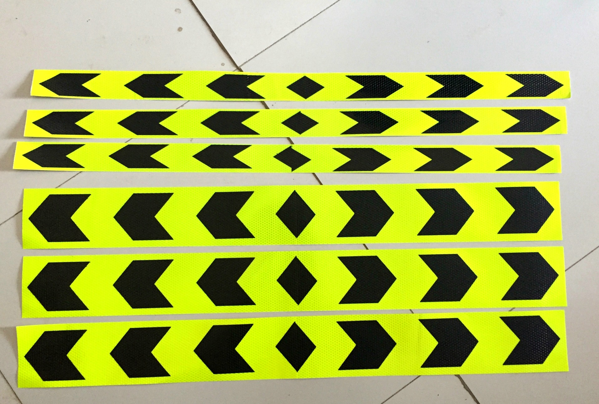 厂家专业生产反光导向标 汽车年检道路箭头反光条 交通反光标识