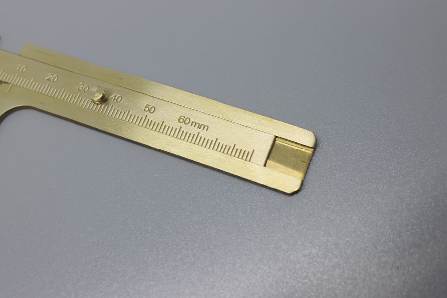 8毫米厚)  量程12厘米 规格:量程80mm(标60mm可测80mm)双刻度包含厘米