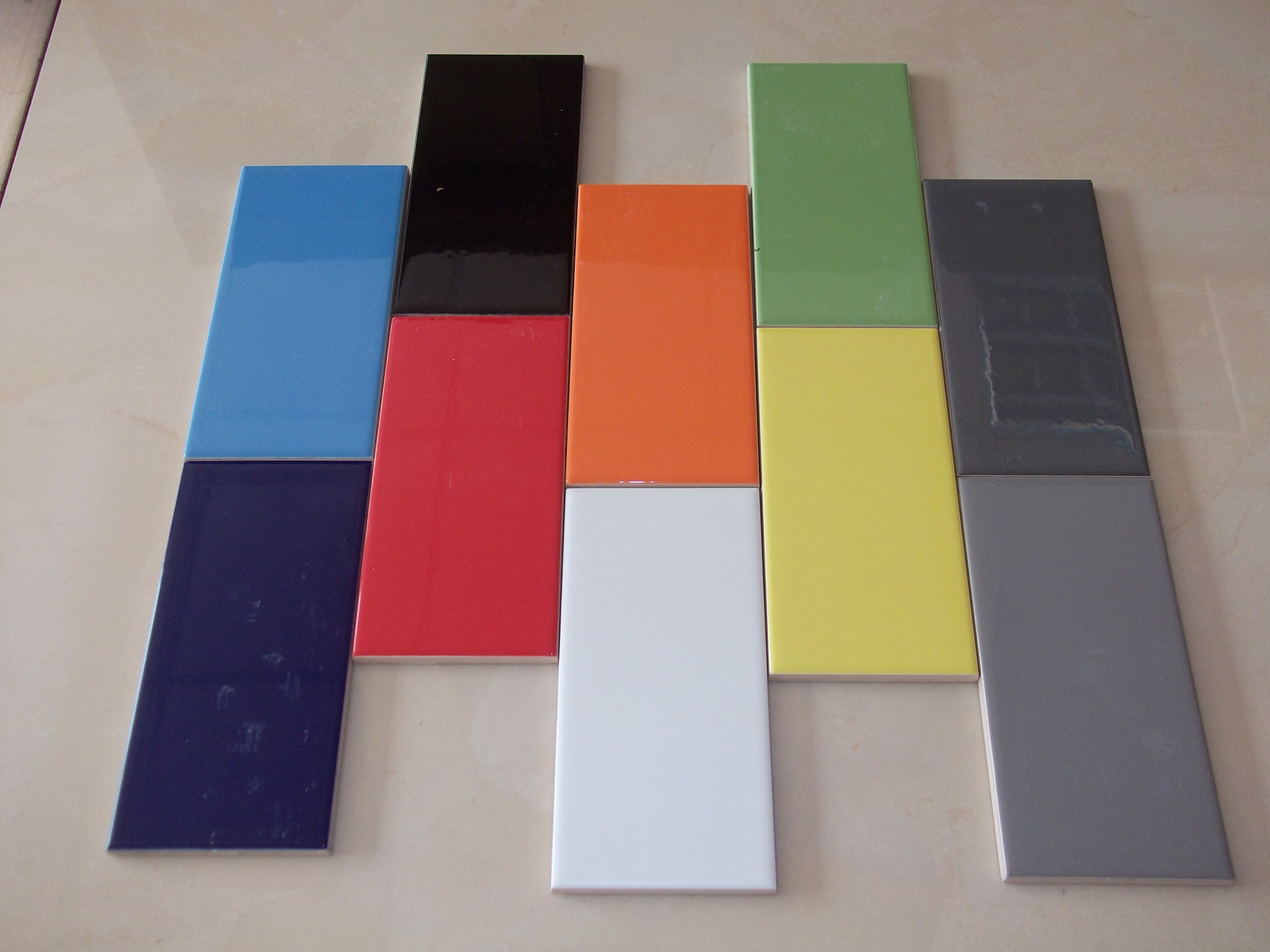 品名:纯色 不透水 瓷片 亮光釉面 颜色: 白色 规格:200*300mm 25片/箱