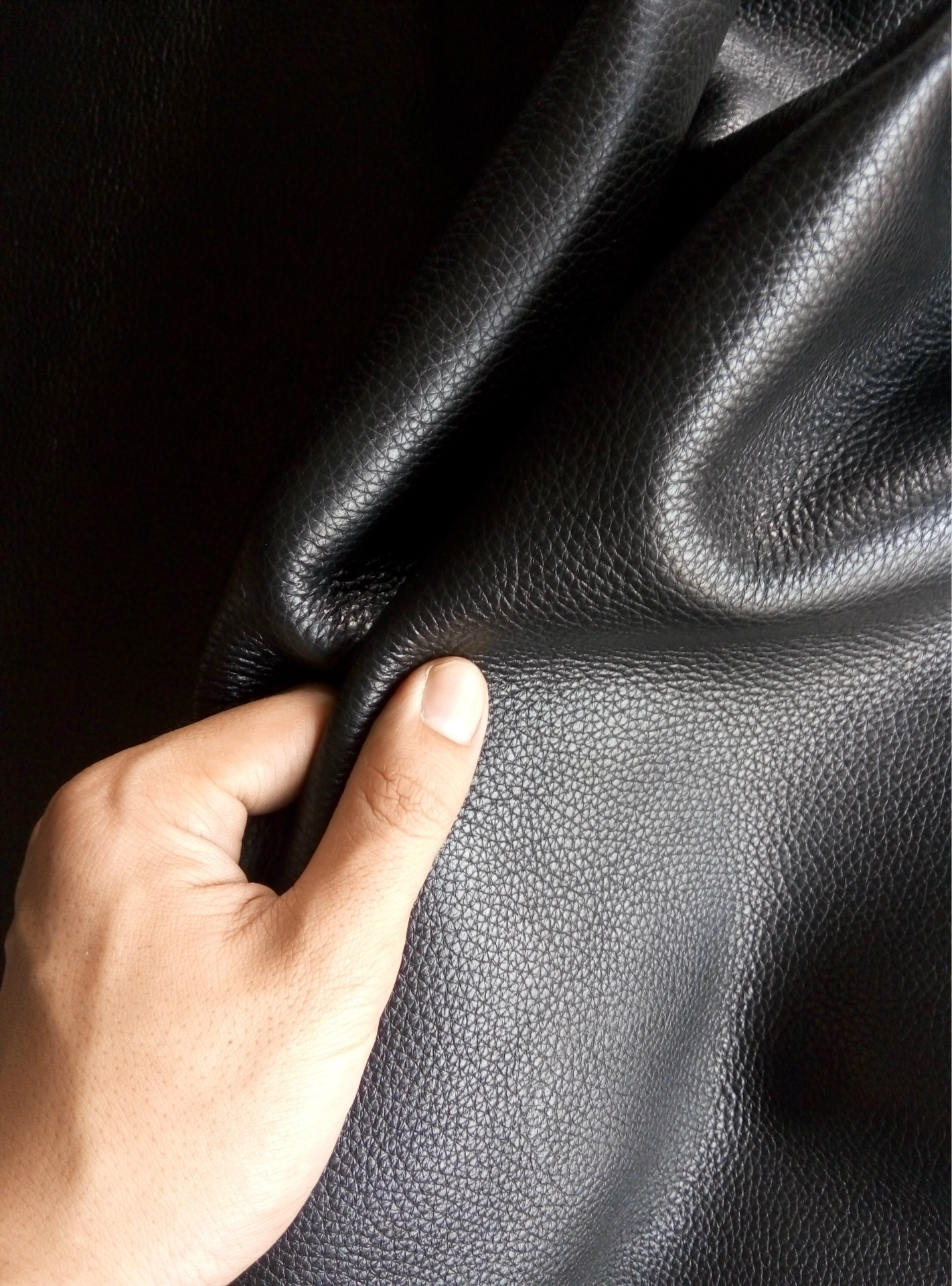 现货供应进口头层牛皮 优质南韩黑色粒面自然摔