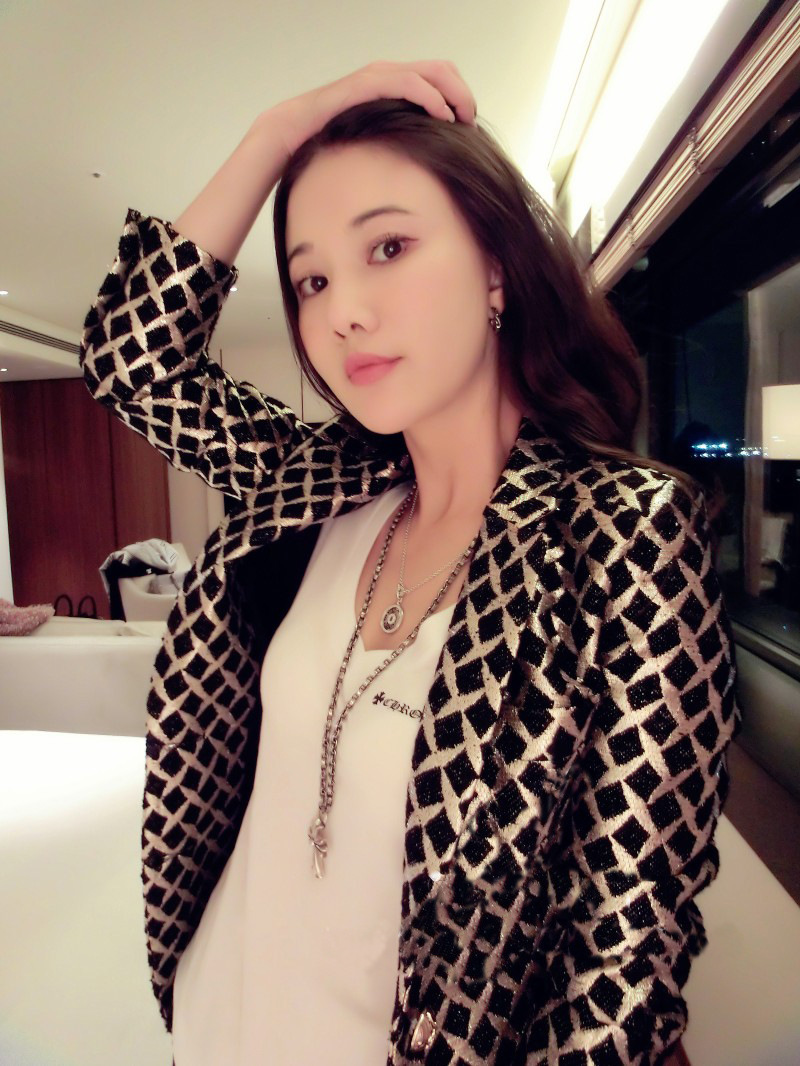 供应春装刘钰懿纺明星同款呛口小辣椒奢迷型格提花修身外套套里西