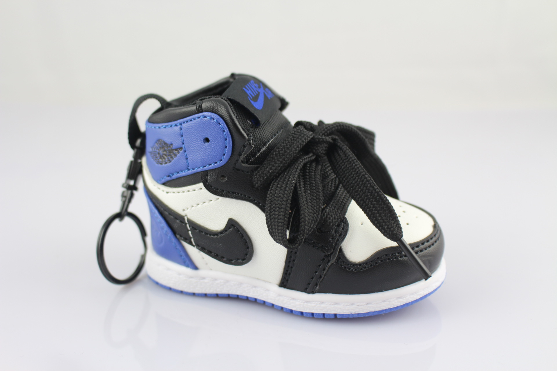 卡通球鞋充电宝挂饰8000毫安 可带上飞机nmd移动电源批.