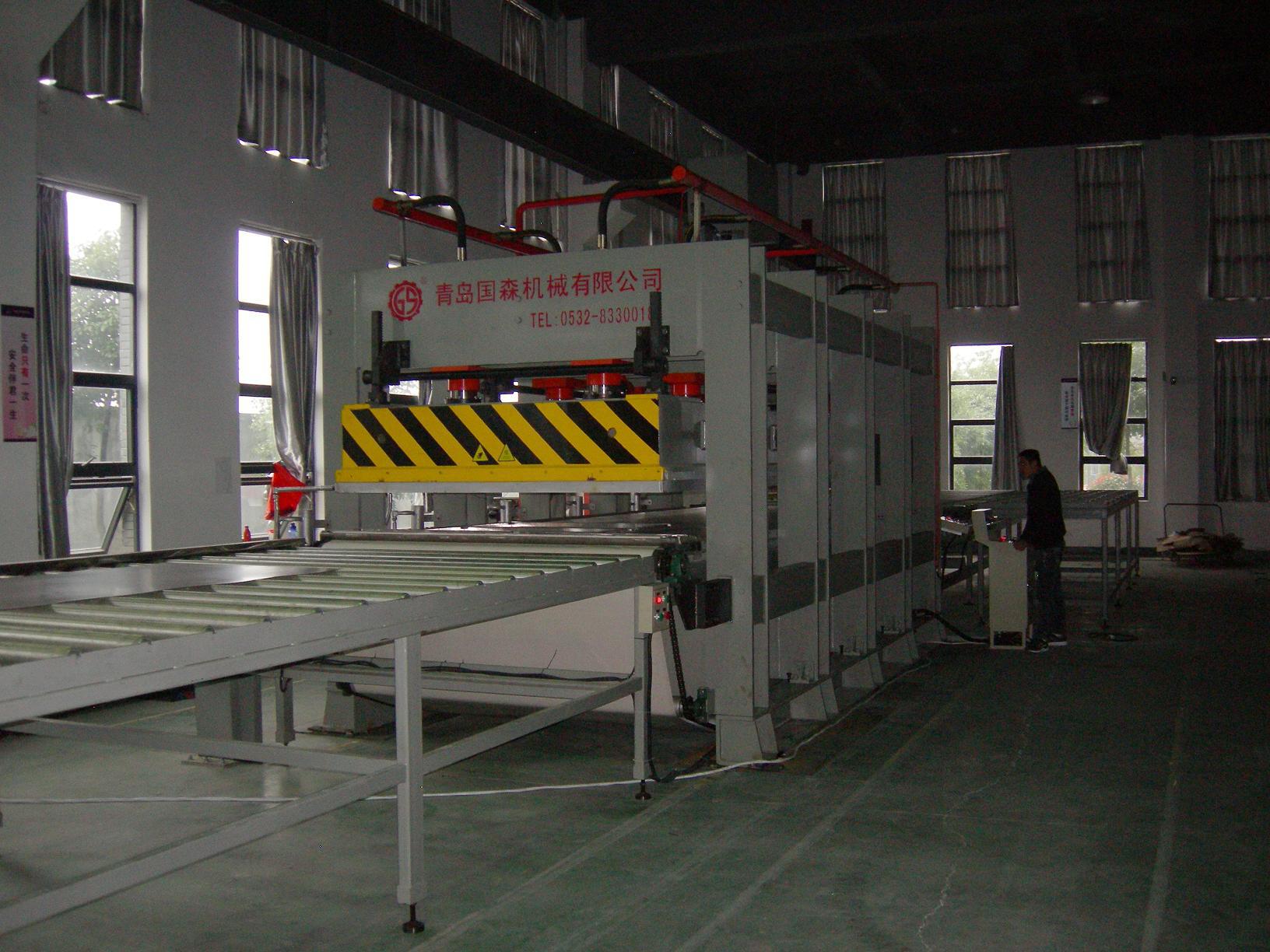 连续进料式铝蜂窝板热压机铝蜂窝板热压机流水线