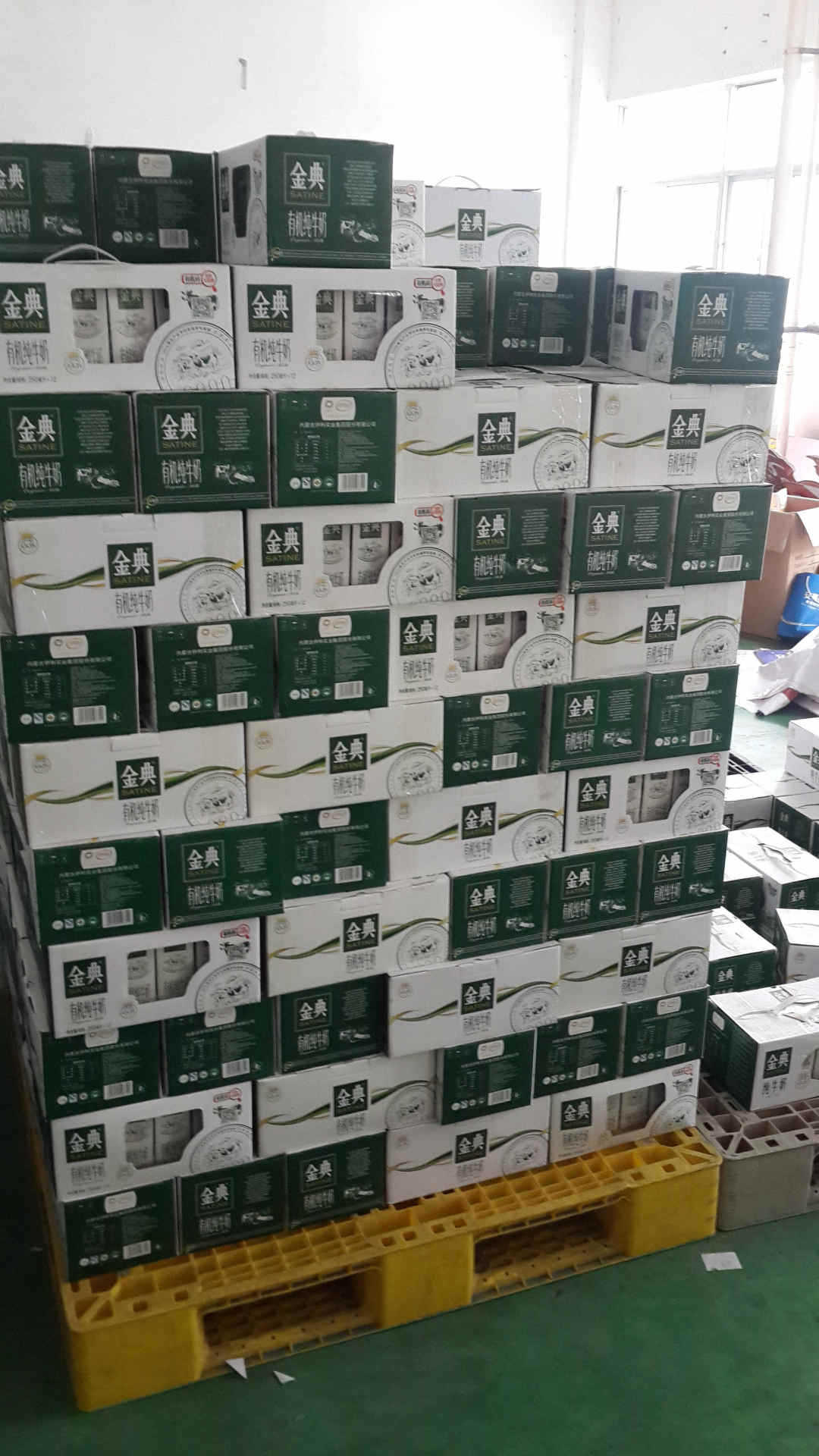 仓库一角州灿奇副食品公司长期从事伊利牛奶批发,8月份金典**牛奶特价