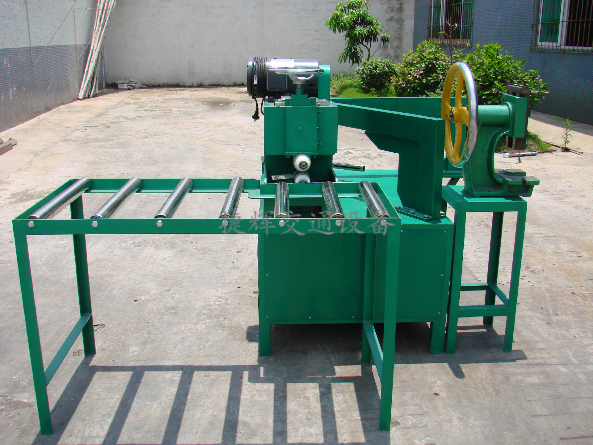 标牌生产加工定制剪圆机切圆切三角牌弯边冲角一体机