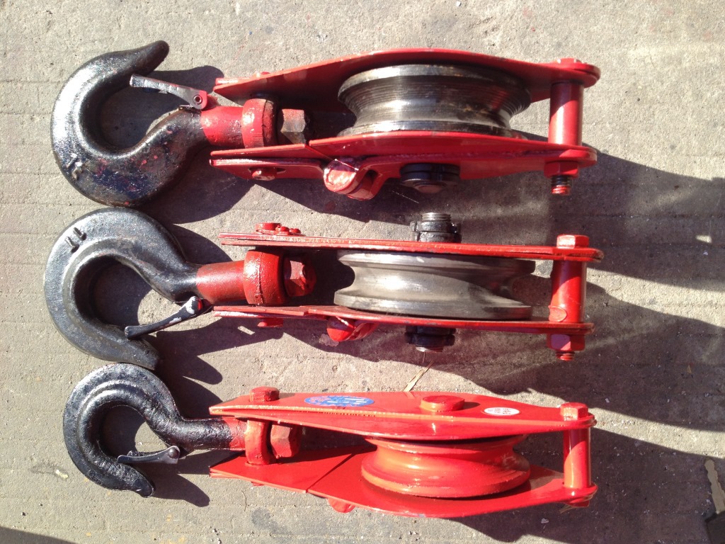 (1)定滑轮: 定滑轮实质是等臂杠杆,不省力也不费力,但可以改变作用力