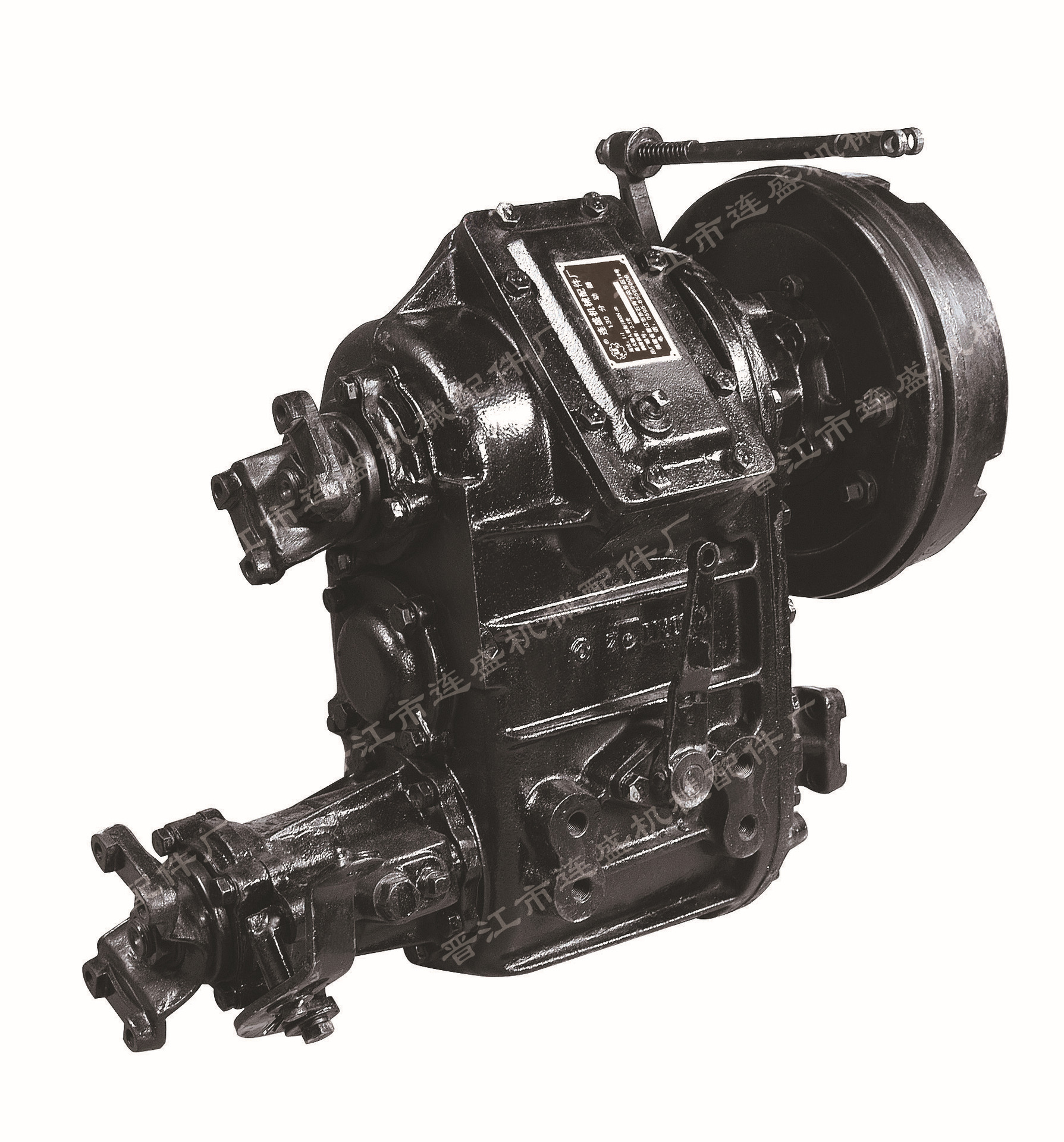 在由分动箱来分别传递到前轴和后轴,并且可以在后驱和四驱之间切