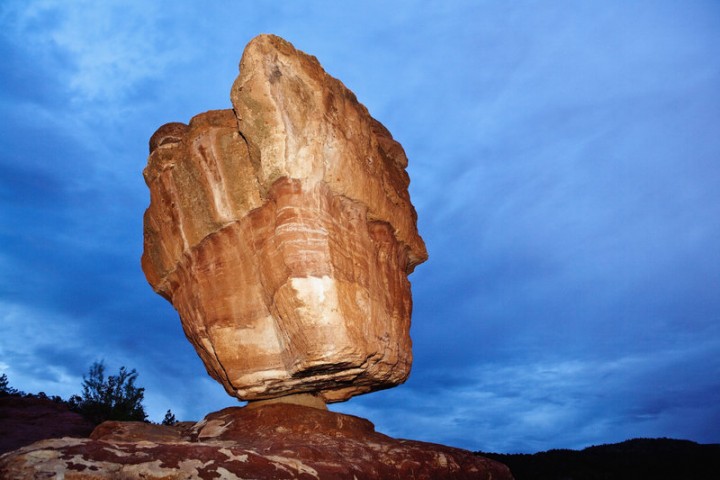 走近了你会发现,组成这块巨石的砂岩形成的鲜明层次,其实这一层层都是