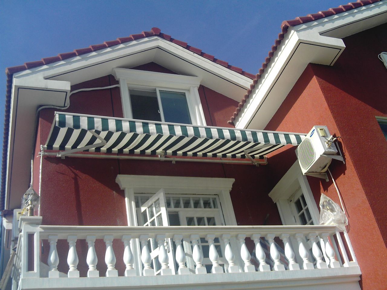 遮阳遮雨曲臂伸缩手摇活动遮阳篷上海雨棚公司生产基地遮阳篷