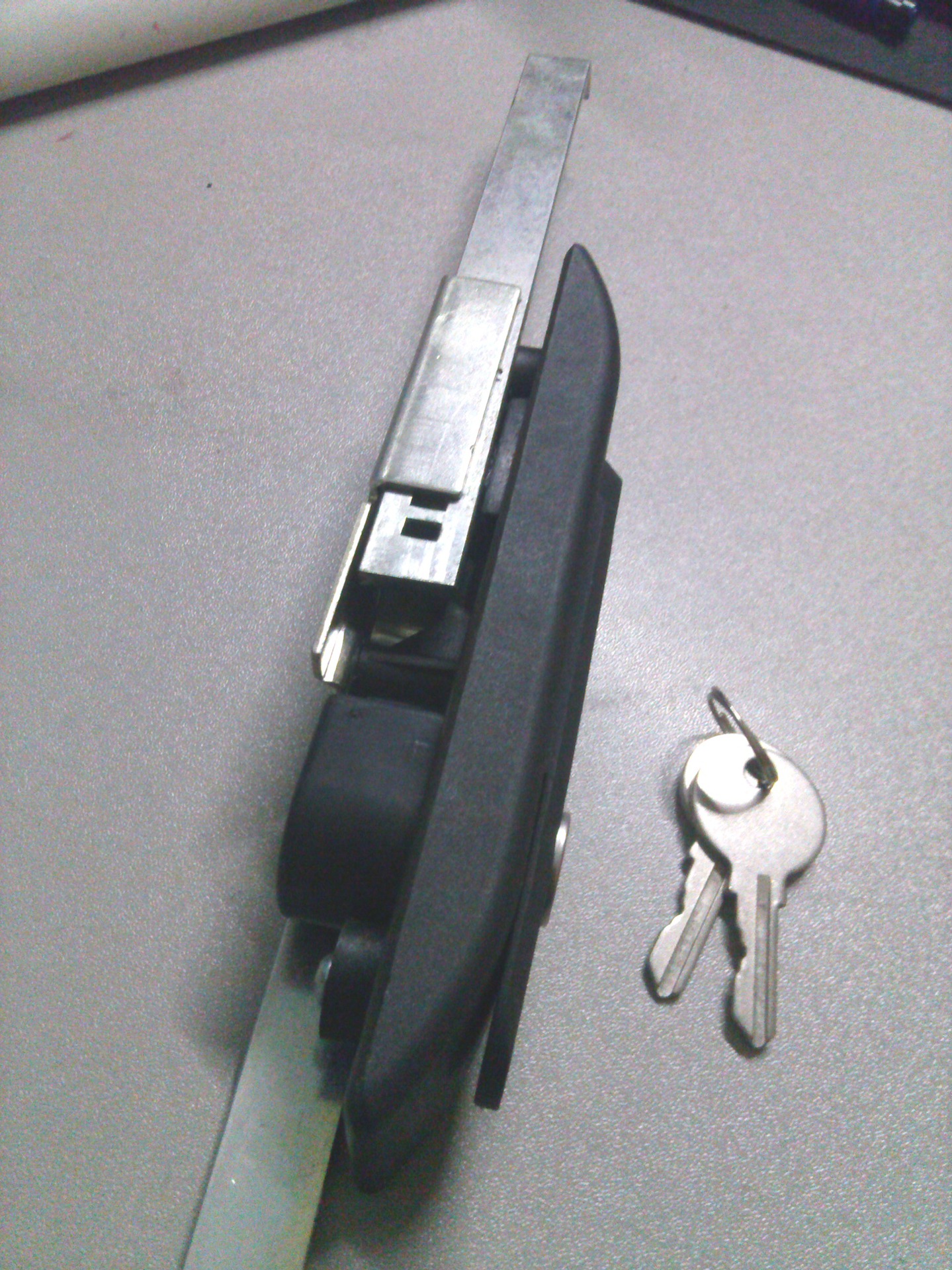 弧形外观漂亮,质量稳定,ms865机柜连杆锁,基体pa制,手把锌合金制,黑色