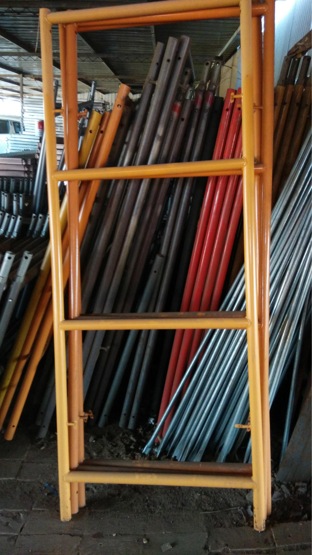 脚手架相关        梯式脚手架的主要构件为梯架,配件有交叉支撑,脚手