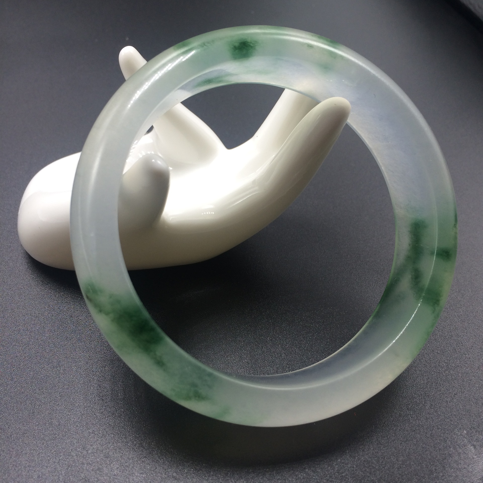 镇平玉龙坊天然石英岩手镯 淡灰绿色飘花玉镯镯子 厂家直销-阿里巴巴