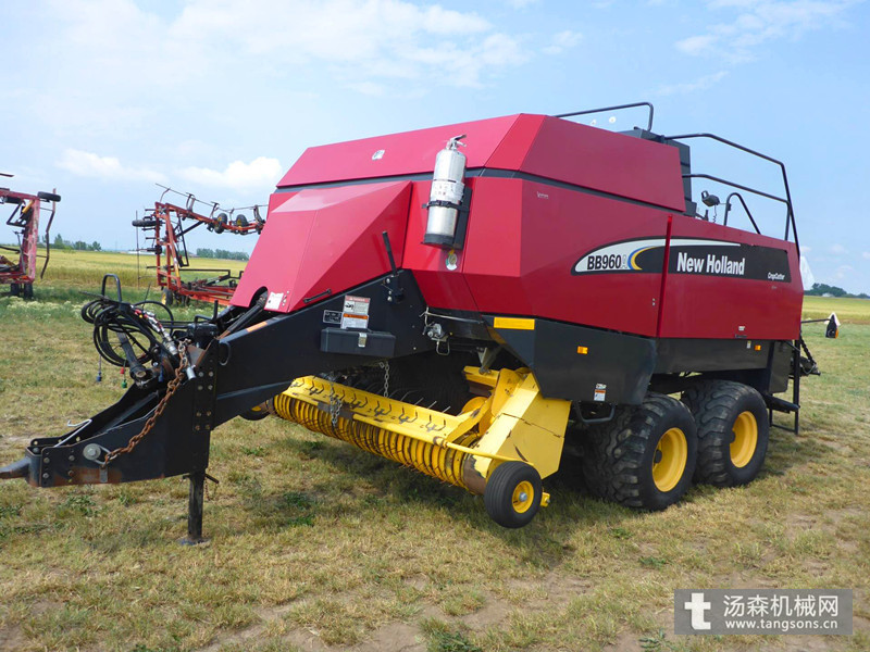 是一种新型高效正牵引方草捆捡拾打捆机