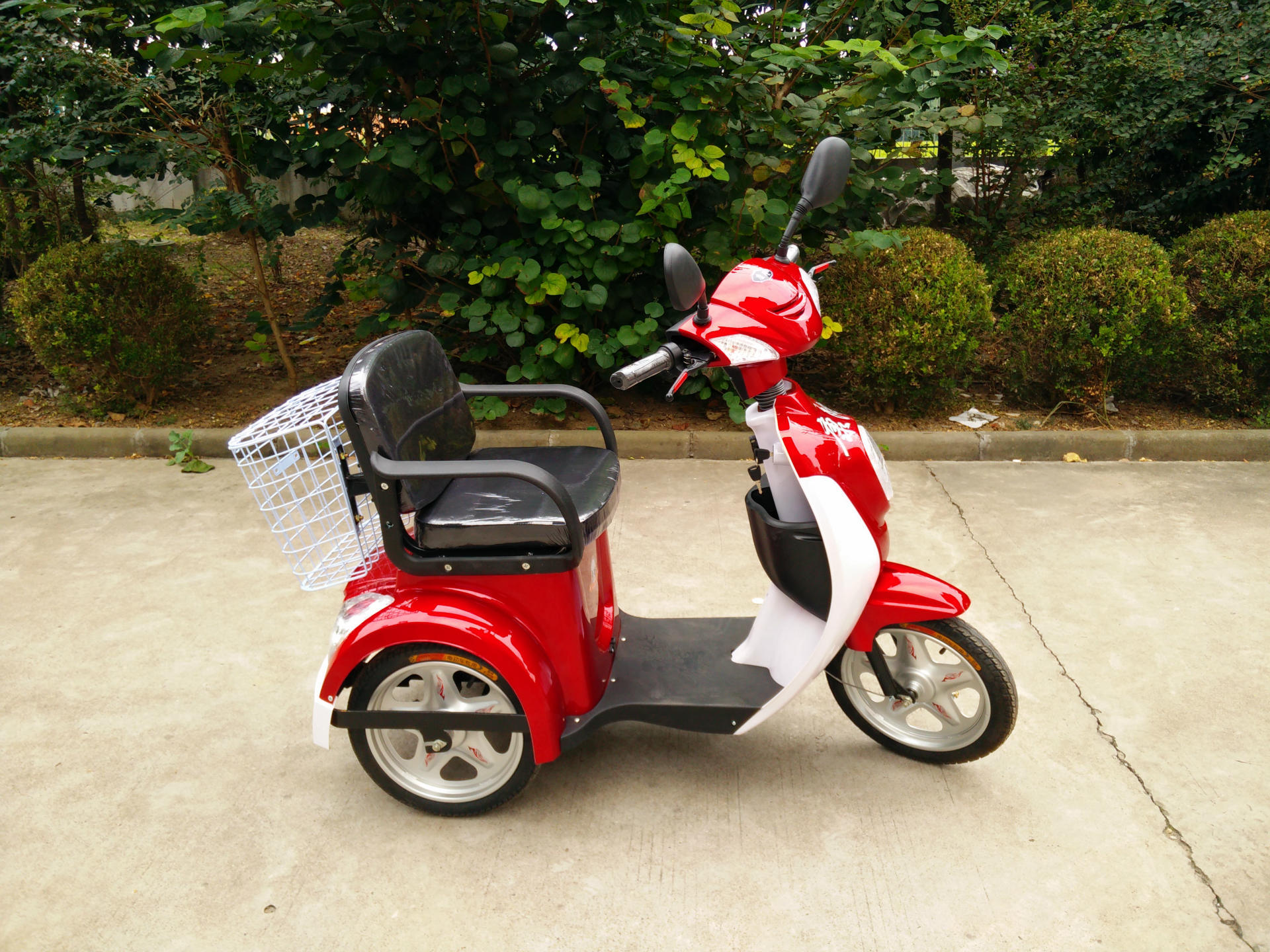 【厂家直销】老人代步车 残疾人电动三轮车 老人代步电动三.