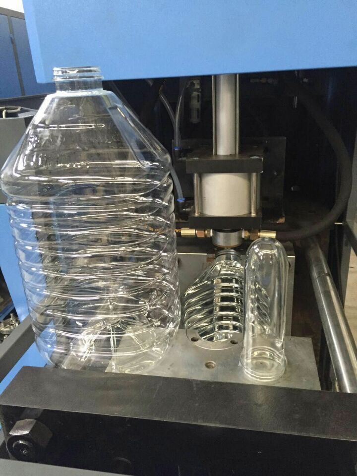 机器特点: 1.特别用于制造容量不大于六加仑的瓶子. 2.