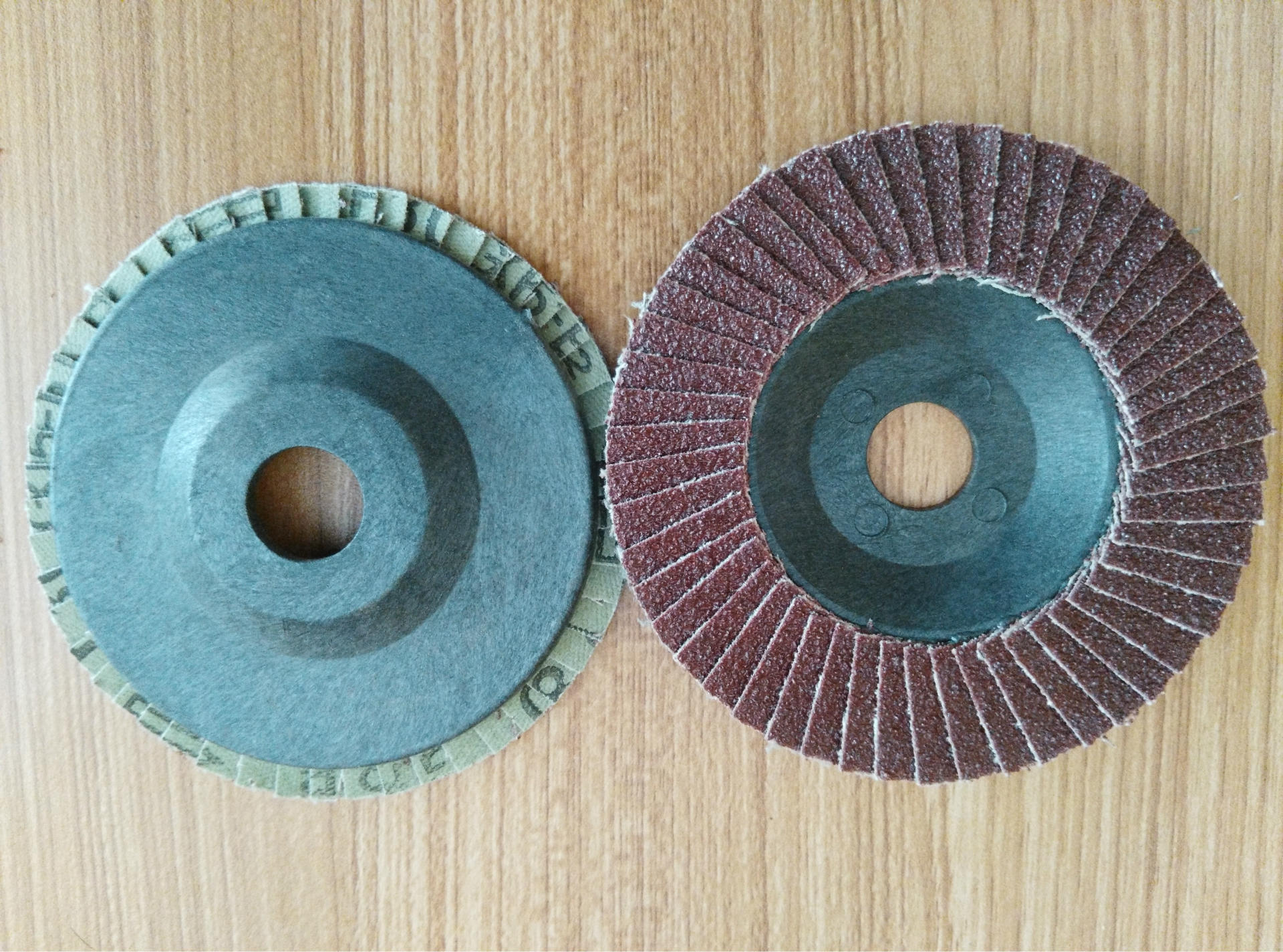 厂家直销100*16*52页塑盖百叶片抛光片打磨片平面砂布轮特价片