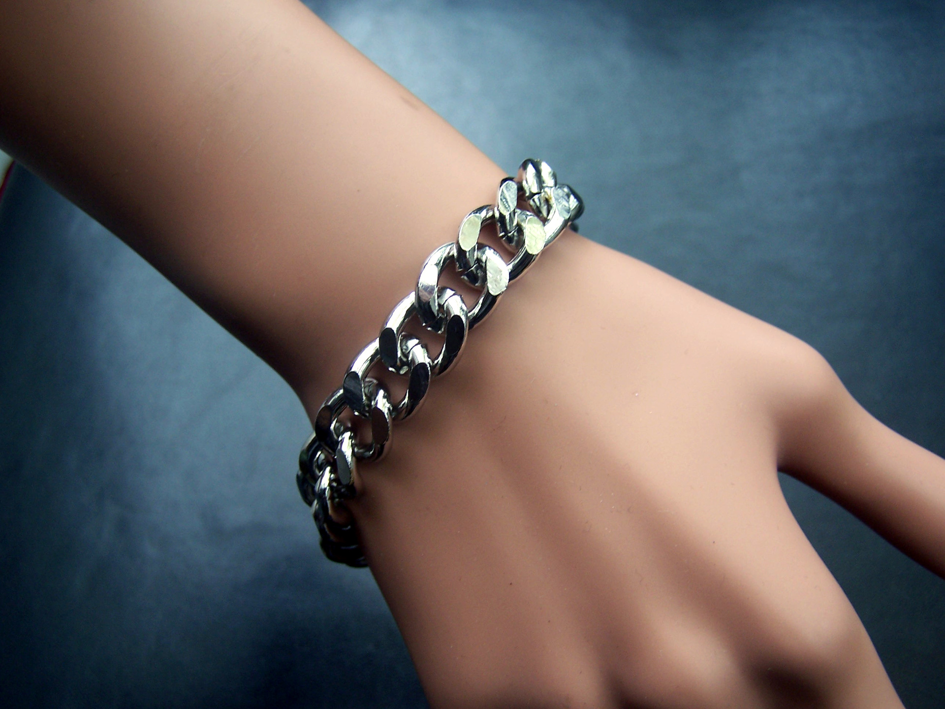 新款潮品嘻哈金属朋克风手链 百搭休闲演出文艺范闪亮摇滚手环