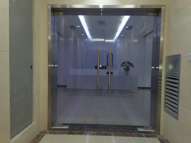 无框地弹门12mm钢化玻璃580元每平方