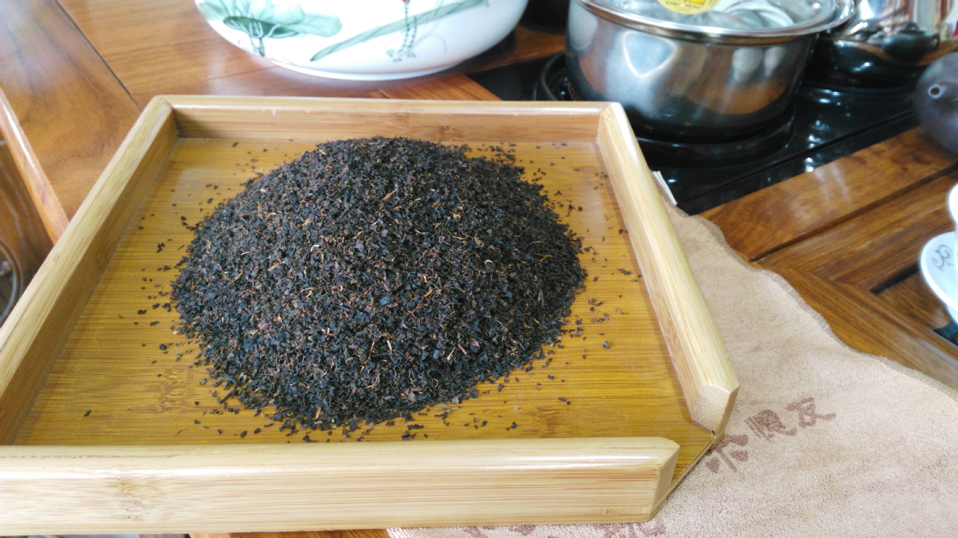 普洱茶碎有高碎大碎有小碎的,1吨走就5.8元一斤,这是大碎