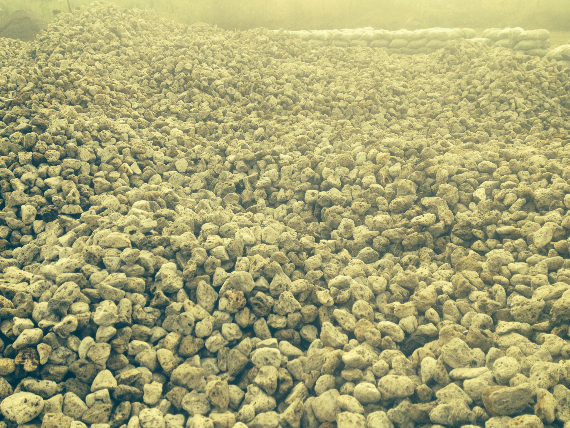 长白山浮石厂家供应天然浮石 牛仔洗水专用大小块火山石颗粒