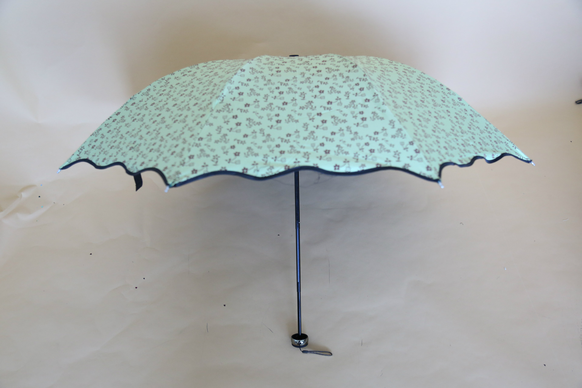 新款创意尼龙布小黑伞超强防紫外线 三折遮太阳雨折叠广告伞批发