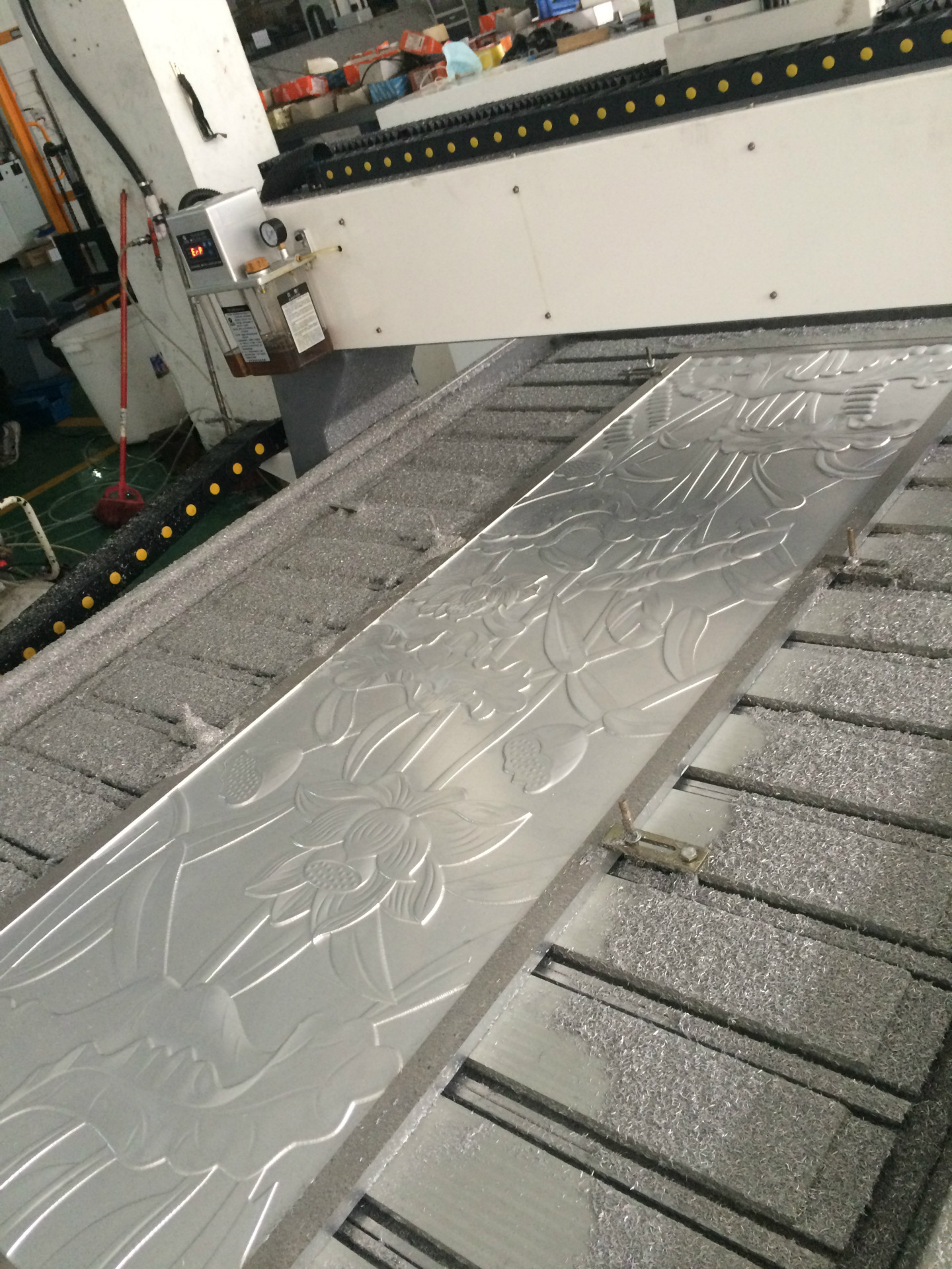 供应铝门花雕刻机高速铝板门花雕刻机铝工艺茶盘浮雕雕刻机