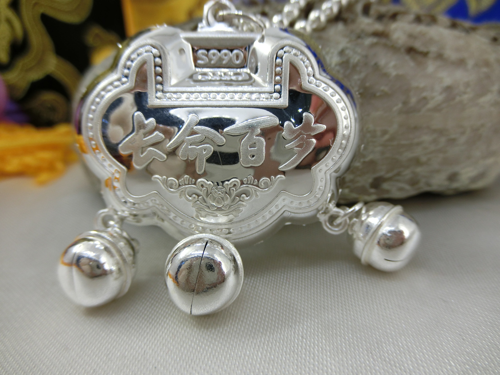 光面足银项坠配饰 s990纯银长命百岁钉珠边铃铛锁包 银饰银锁