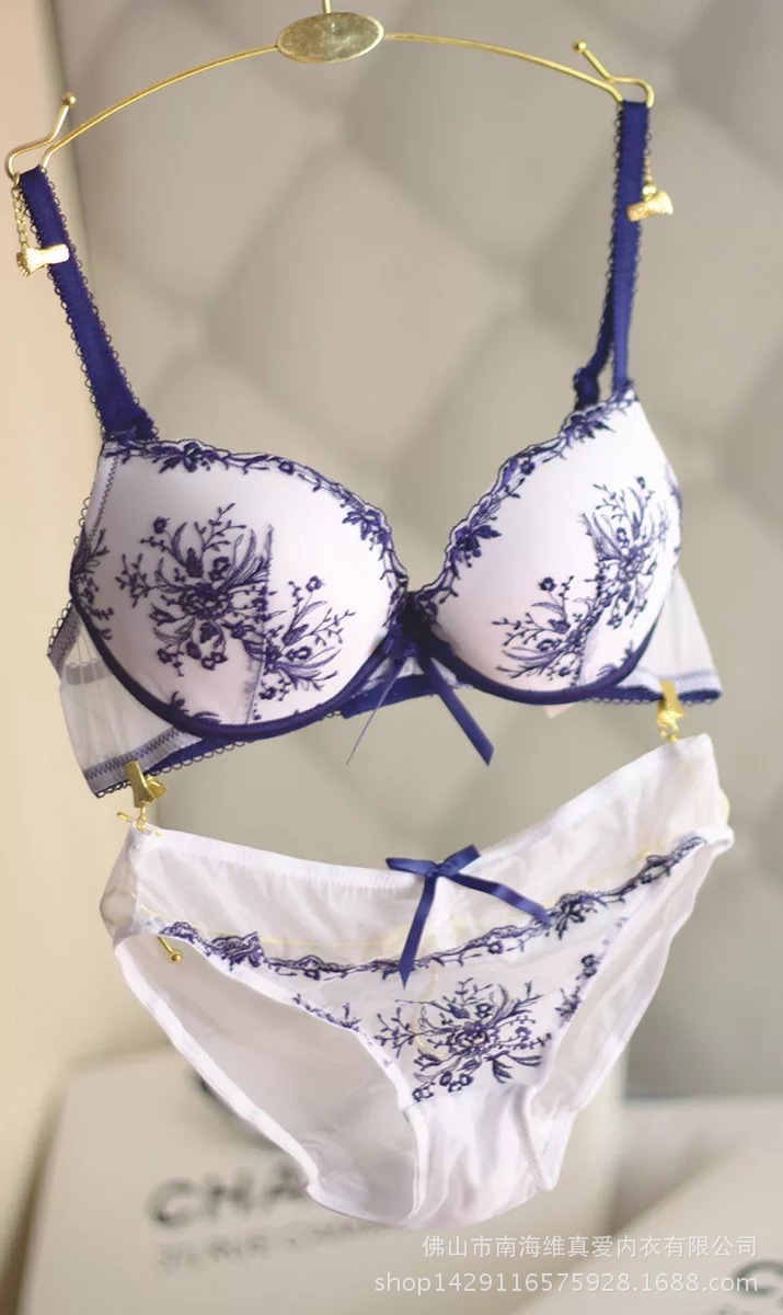 厂家直销 欧美古典青花瓷刺绣唯美内衣 性感聚拢文胸套装