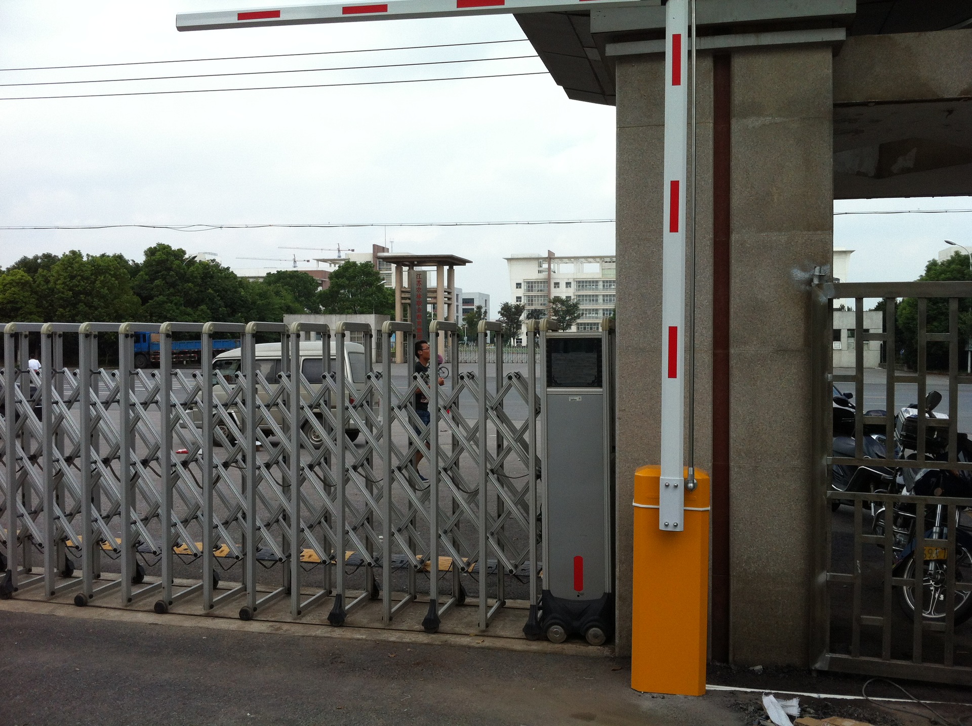 【百胜90度180度曲臂遥控升降杆道闸门】可选3秒快速起落