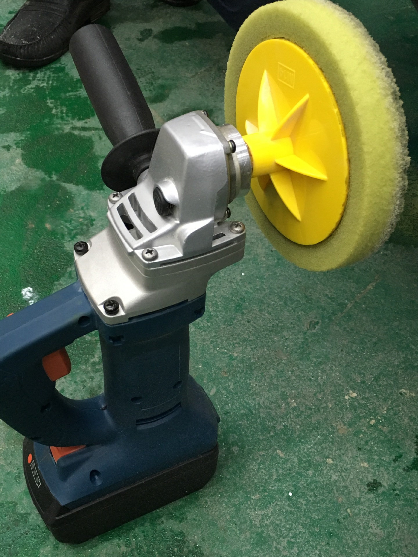 汽车专用36v无槽无刷充电式锂电打蜡机抛光机准备上市中