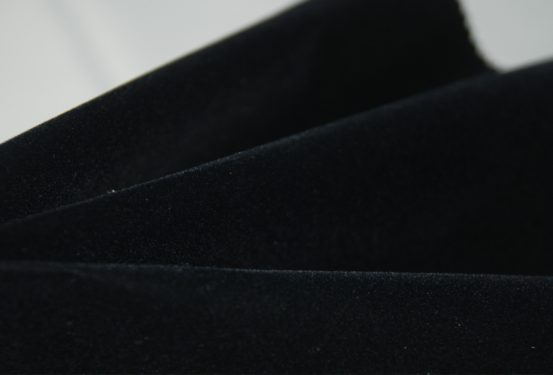 厂家直销:水刺底黑色植绒布,水刺底上胶植绒布