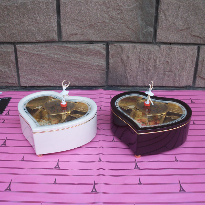 批发新款2026爱心跳舞旋转音乐盒 创意首饰盒送女生生日礼物摆件