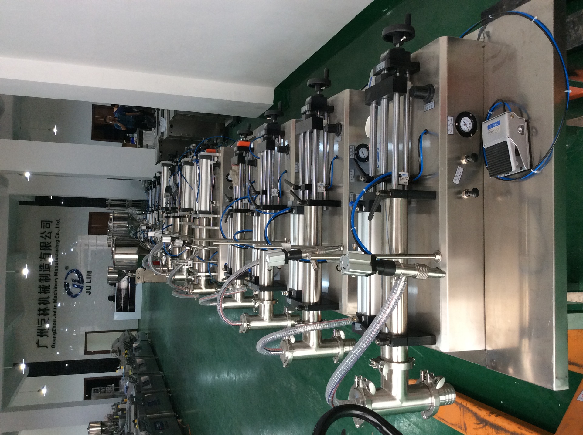 供应半自动液体膏体灌装机 化妆品灌装机气动灌装机厂家拿货价