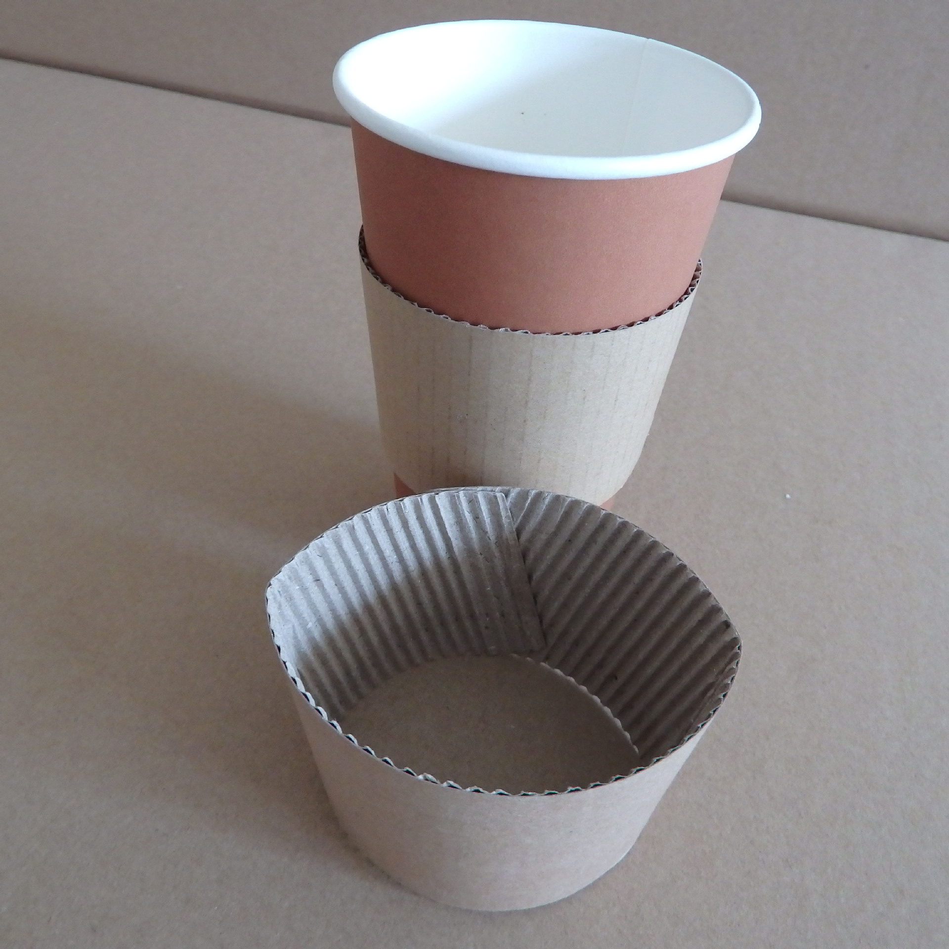 产品信息 产品名称:瓦楞杯套 产品规格:12,16oz通用 制作工艺:胶粘