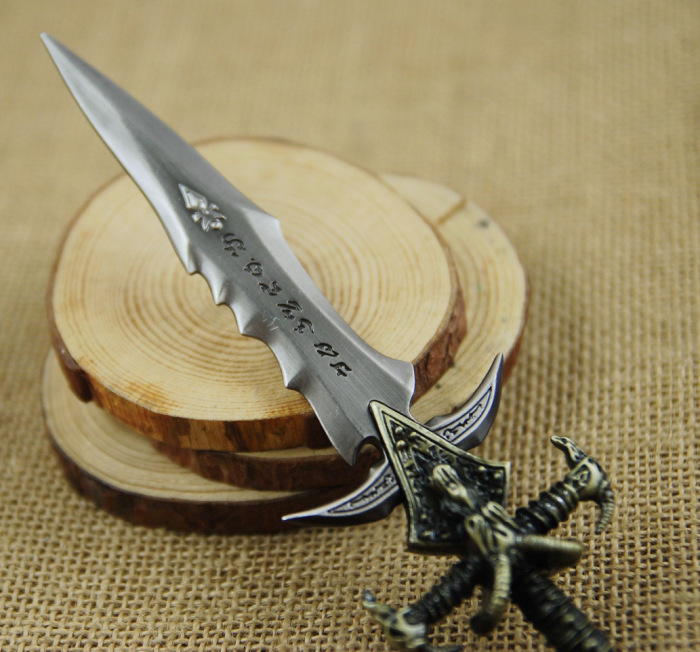 火爆热销 wow魔兽世界霜之哀伤挂件 cosplay 网游周边羊角剑