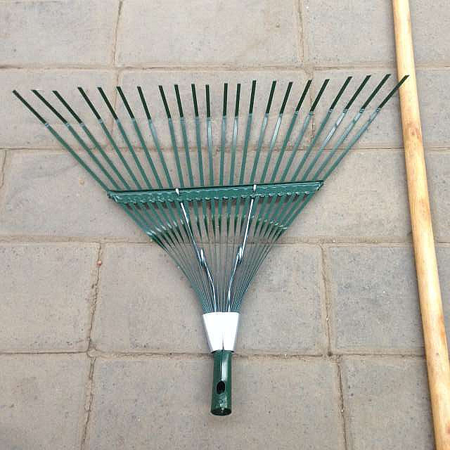 22齿搂草搂树叶耙子钢耙弹簧耙木柄防滑耙子