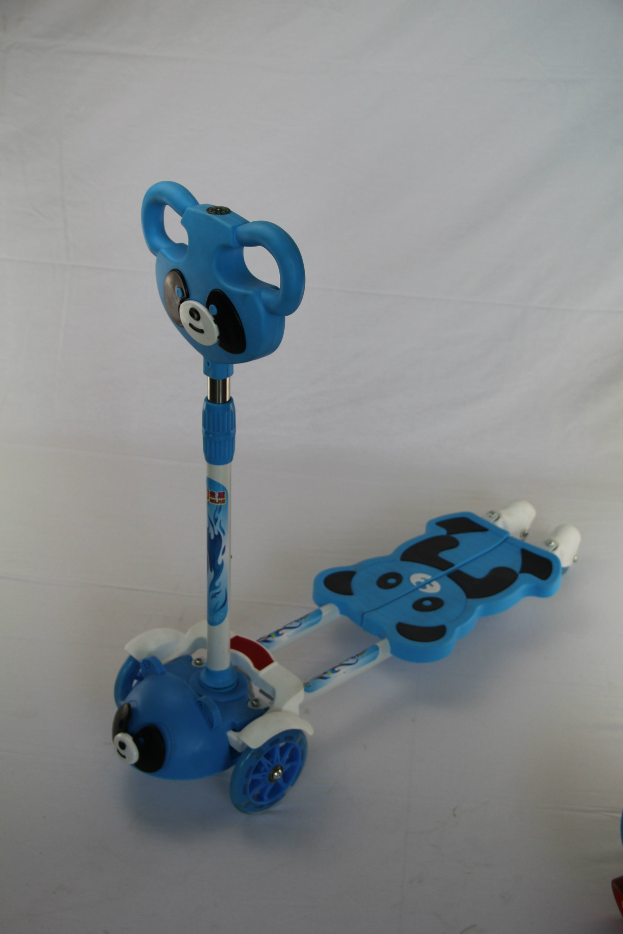 新款 米捷熊猫pu轮四轮 儿童蛙式滑板车 活力剪刀车 童车 玩具车