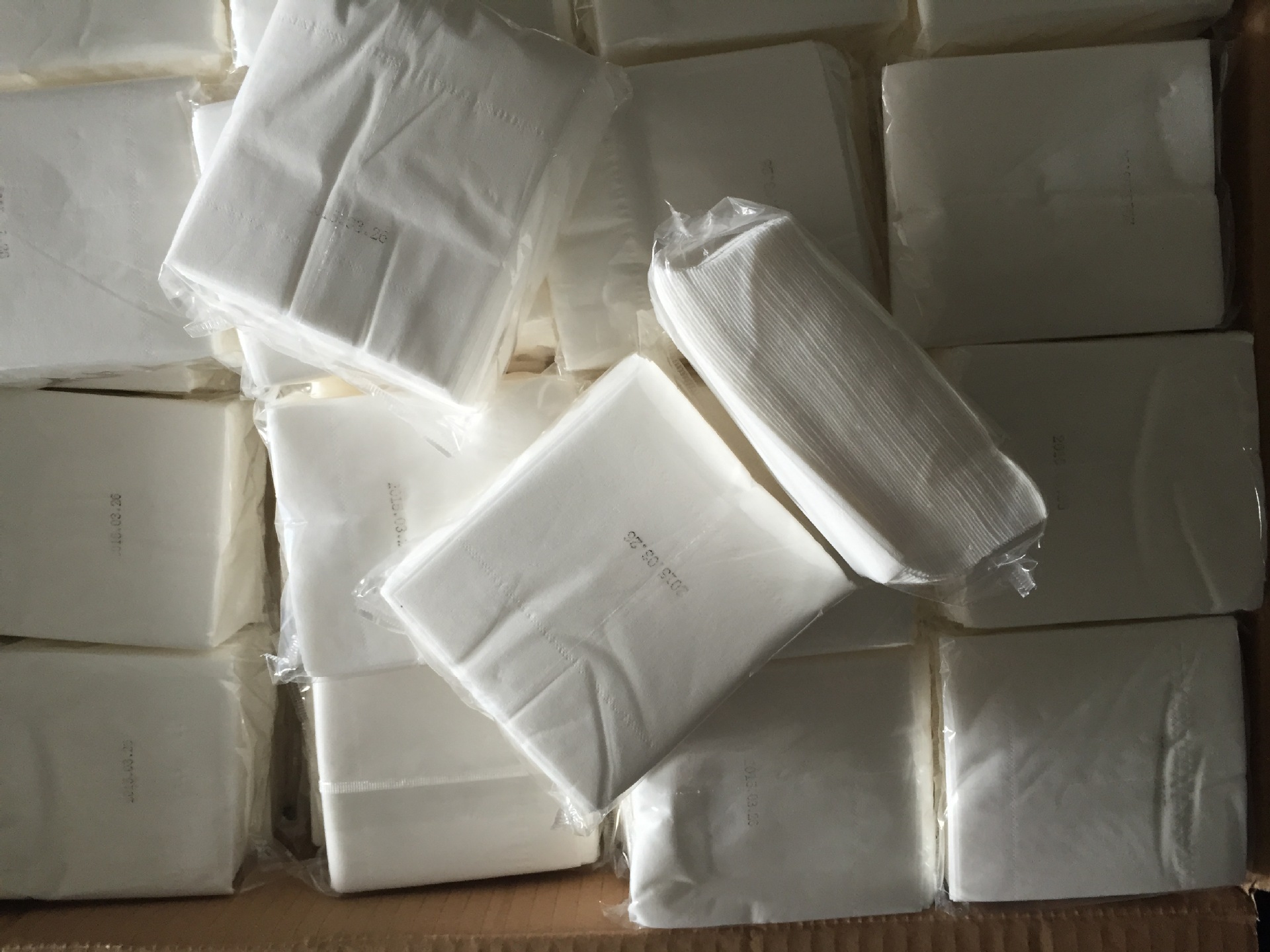 厂家直销 白皮抽纸 商用抽纸 餐馆ktv专用抽纸 双层进口喷浆