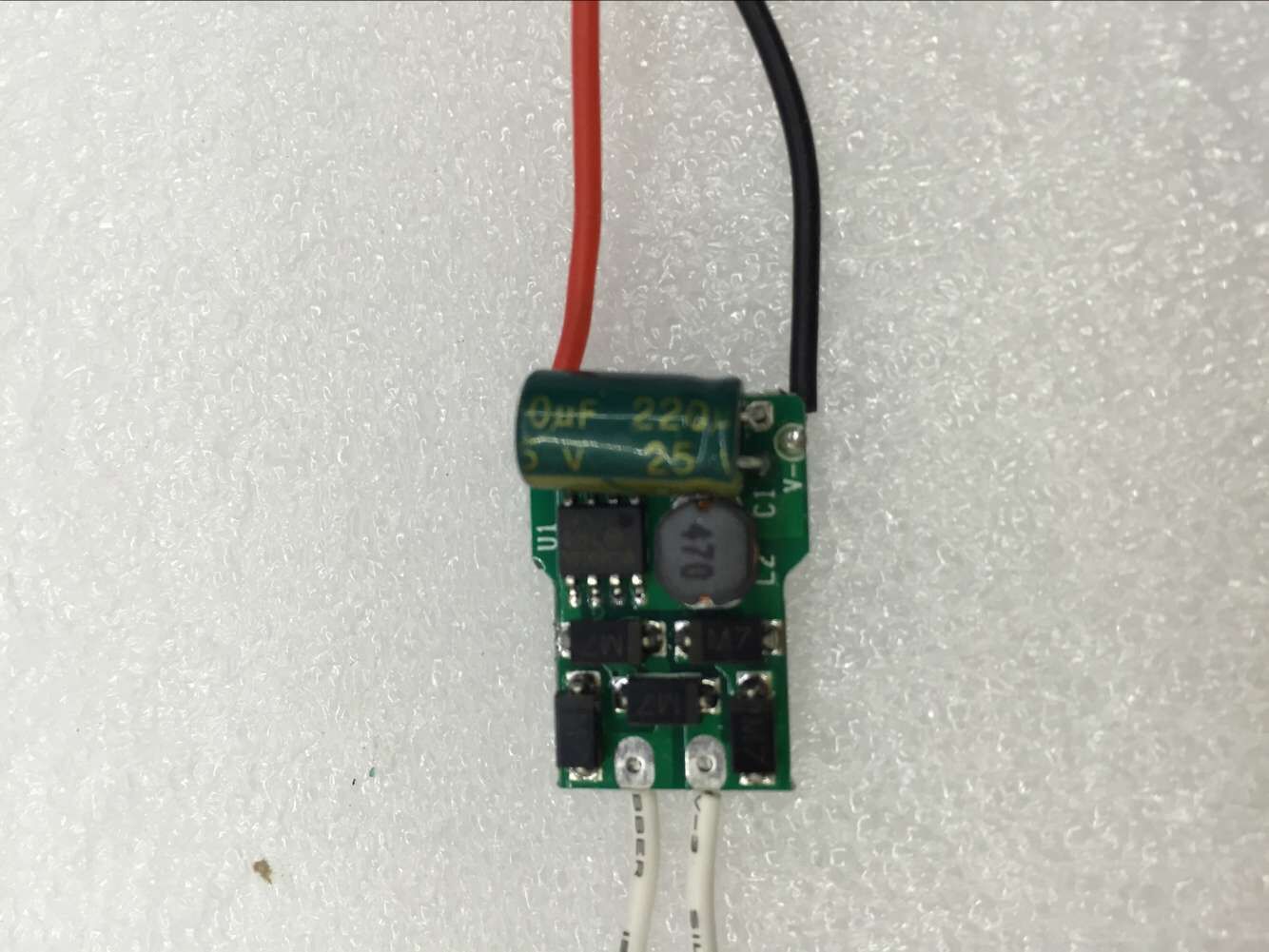 输入线直接接入常规交直流12v/24v电压;输出线端头分正,负两极