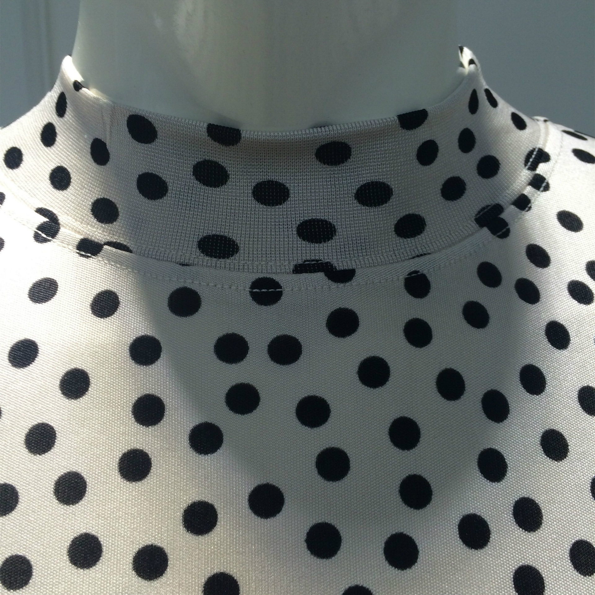 货号:20台航100%桑蚕丝半高领长袖白底黑点批发价格在线联系