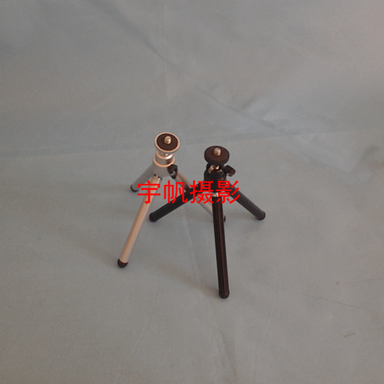 友情提示:三角架的万向节有螺旋锁,如需调节方向,一定要先松开螺旋锁