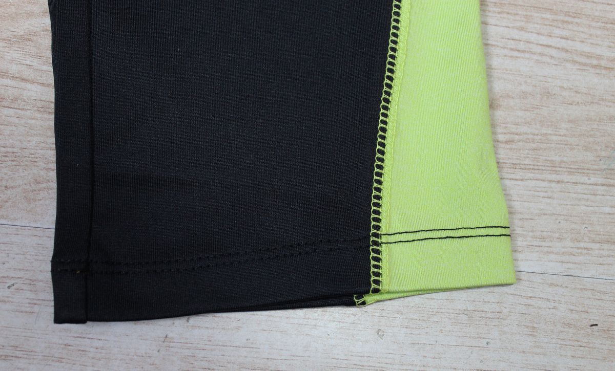          外露缝迹配撞色三针五线